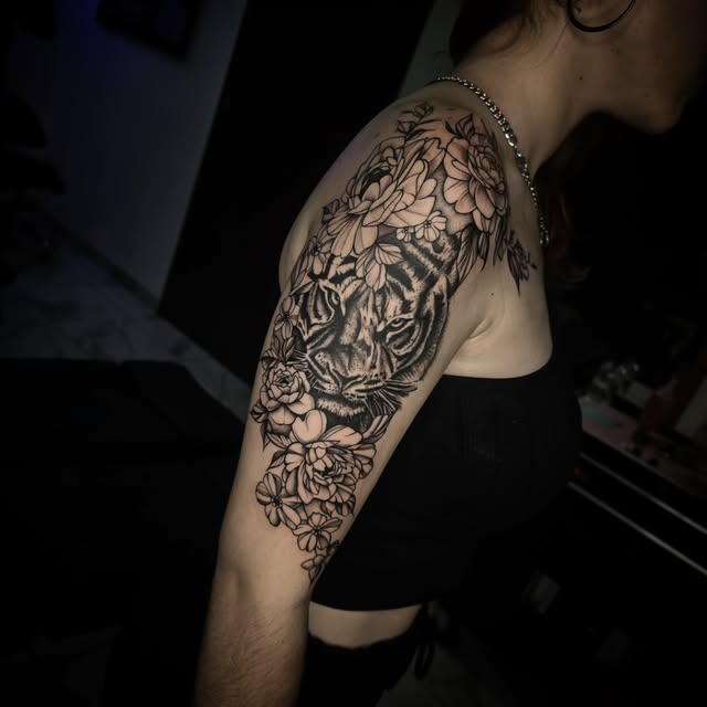 Tattoo by Nury: Florals and contrast